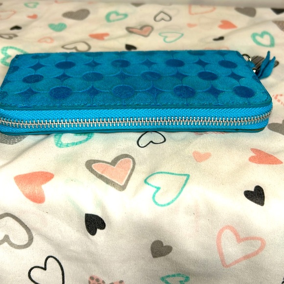 VERA PELLE aqua blue floral design zip around wallet. Holds up to 8 cards. - Picture 4 of 9